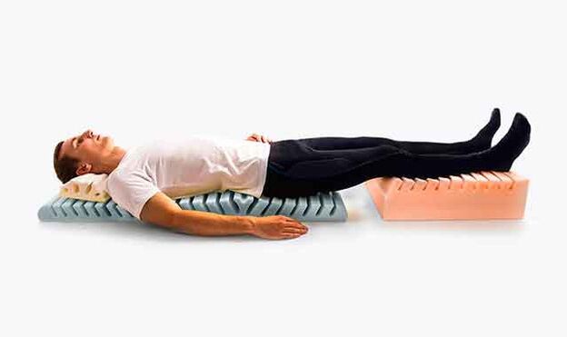 In case of thoracic osteochondrosis, stretching the spine on a detender allows you to relieve disc compression