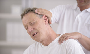 A man with osteochondrosis of the neck at a consultation with a manual masseur